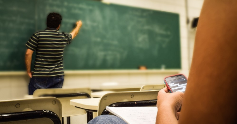 celulares-e-alunos-uma-combinacao-EDUCADOR21_1