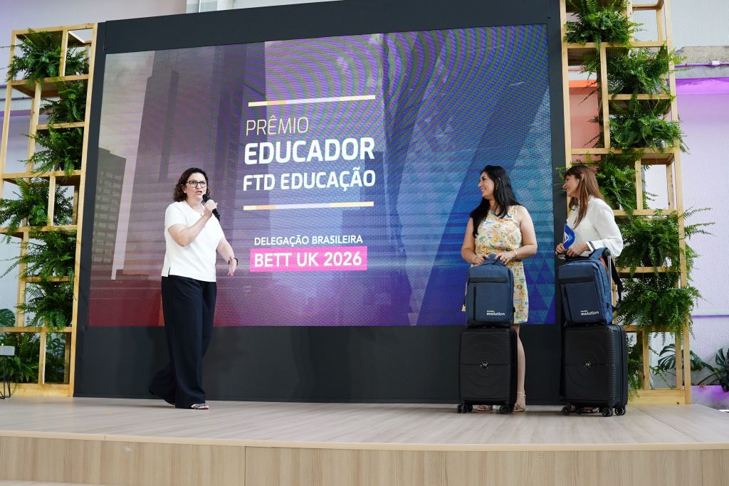 Premio-Educador-FTD-Cintia-Lapa-e-professoras-Juliany-e-Ingrid-1-1-scaled