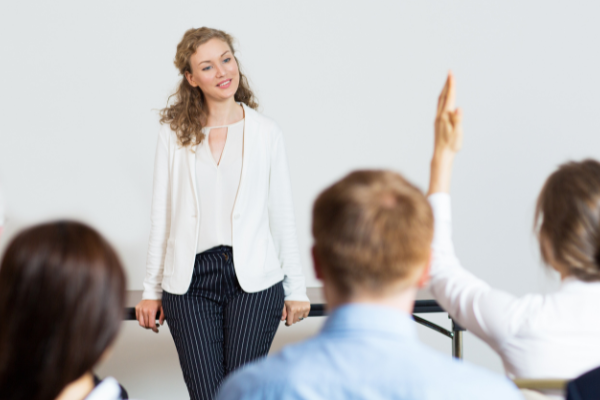 COLUNA-formacaodeprofessores-jul25-mentoria-e-residencia-pedagogica-EDUCADOR21