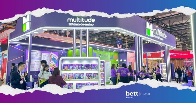 Estande do Multitude Sistema de Ensino na Bett Brasil 2026 com foco em escuta ativa na educação e interação com educadores